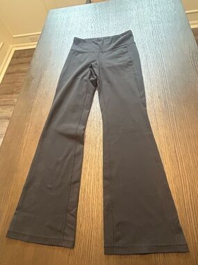 Lucy Black Boot-Cut Flare Yoga Pants Medium Short Court